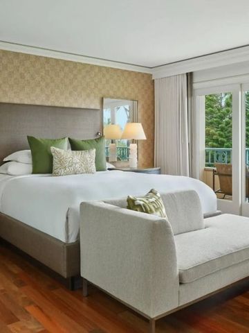 Komfortables Deluxe-Zimmer mit Balkon Aussicht auf tropische Gärten