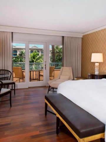 Elegantes Schlafzimmer mit Balkon und tropischem Gartenblick