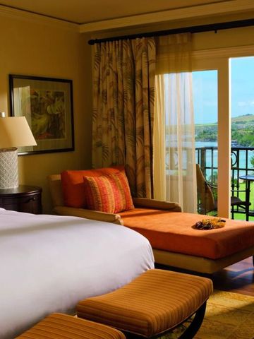 Geräumiges Schlafzimmer mit großem Bett und Balkon mit Blick auf die Natur