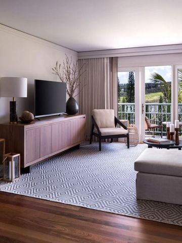 Modernes Wohnzimmerdesign mit Fernseher und Balkonzugang zu Palmen