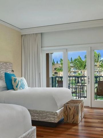 Helles Doppelzimmer mit Balkonausblick auf tropische Pflanzen