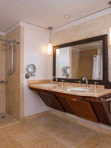 Luxuriöses Badezimmer mit Doppelwaschbecken und großzügiger Dusche