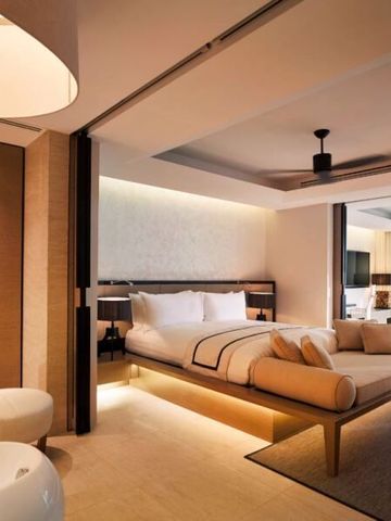 Moderner offener Schlafbereich mit luxuriösem Design und direktem Zugang zur Terrasse