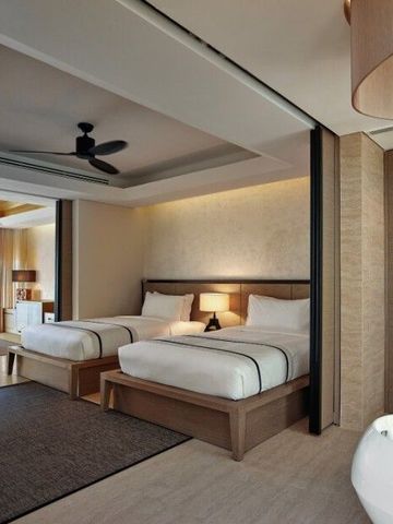 Luxuriöses Gästezimmer mit zwei Einzelbetten, Meerblick und moderner Innenausstattung