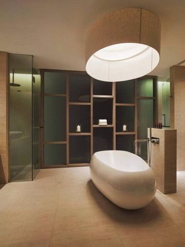 Modernes Badezimmer mit freistehender Badewanne und luxuriösem Design