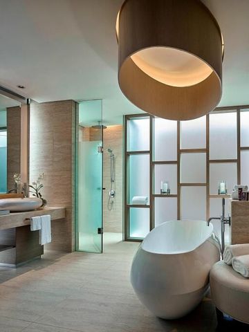 Geräumiges Badezimmer mit großer Badewanne und stilvoller Dekoration