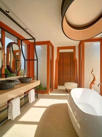 Luxus-Badezimmer mit freistehender Badewanne und einzigartigem Spiegel-Design