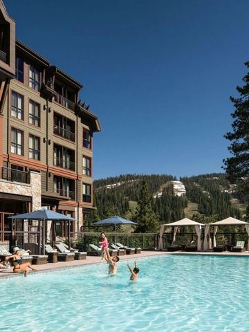 Großer Pool vor der beeindruckenden Fassade des Hotels mit Bergblick