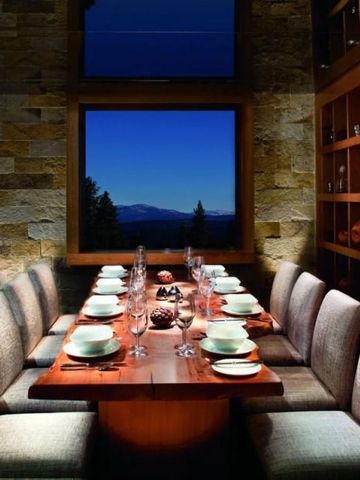 Gemütlicher Essbereich mit großem Tisch und Bergblick durch Fenster