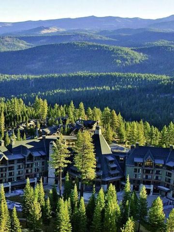 Luftaufnahme des Ritz-Carlton Lake Tahoe umgeben von Wäldern und Bergen