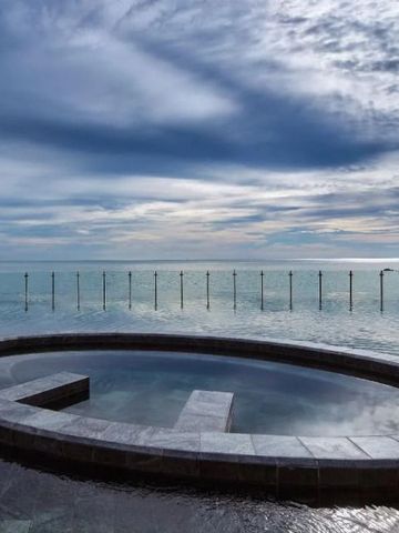 Infinity-Pool mit atemberaubendem Meerblick und Wolken am Himmel