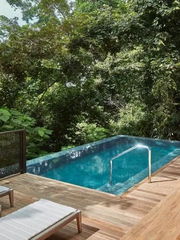 Privater Pool umgeben von üppiger Vegetation im Freien