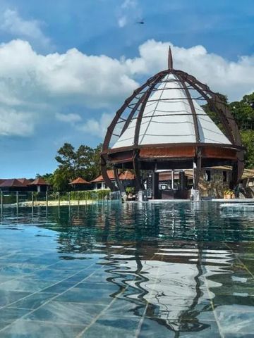 Architektonisch beeindruckender Poolbereich mit Blick zum Meer