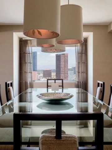 Exklusives Esszimmer mit großem Glastisch und Stadtblick