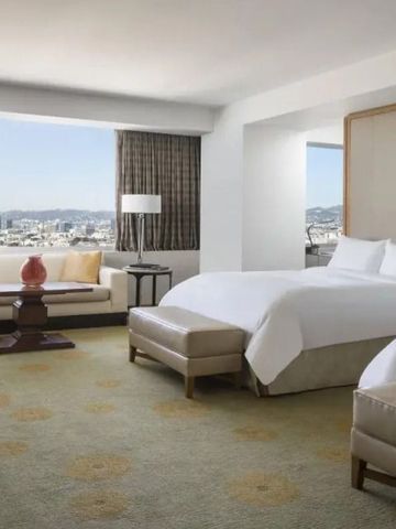 Geräumiges Zimmer mit zwei Betten und stilvollem Wohnbereich