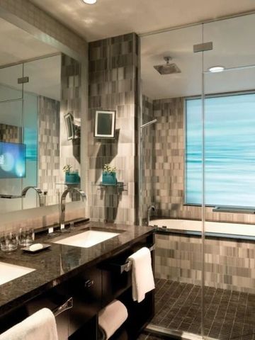 Luxuriöses Badezimmer mit zwei Waschbecken und großer Dusche