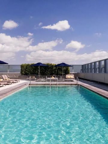 Luxuriöser Außenpool mit Liegen und blauem Himmel im Ritz-Carlton Los Angeles