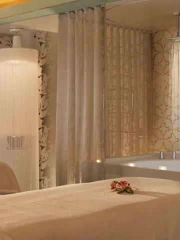 Elegantes Spa mit Massagetischen und stilvoller Beleuchtung im Ritz-Carlton Los Angeles