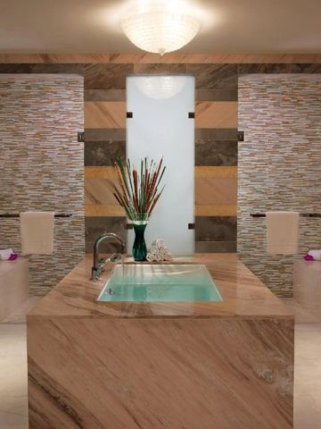 Luxuriöser Badezimmerbereich mit moderner Steinverkleidung und großer Badewanne