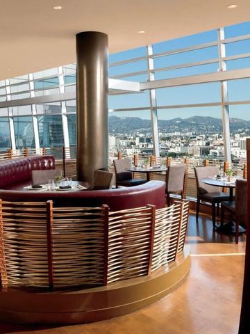 Luxuriöser Speiseraum mit Panoramablick über Los Angeles