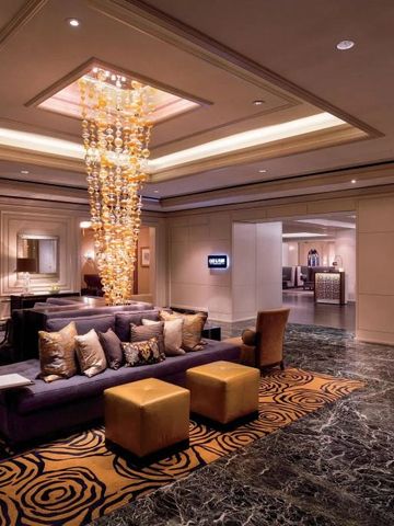 Luxuriöse Hotel-Lobby mit auffälligem Luster und stilvollen Möbeln