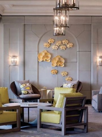 Eleganter Sitzbereich mit modernen Dekorationen und hellem Interieur