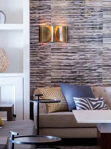 Elegantes Wohnzimmer mit modernen Möbeln und Dekorationen