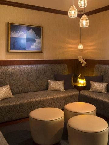 Gemütlicher Lounge-Bereich mit stilvollen Sofas und sanfter Beleuchtung