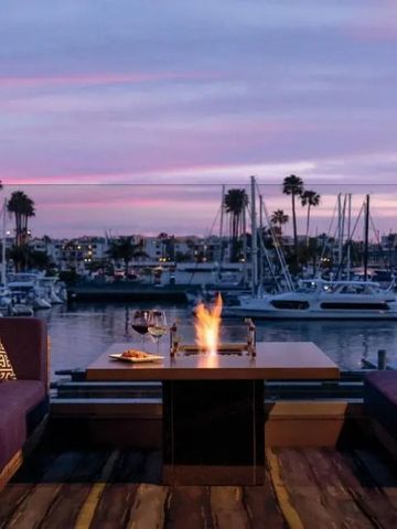 Terrasse mit Kamin und Blick auf Marina del Rey bei Sonnenuntergang