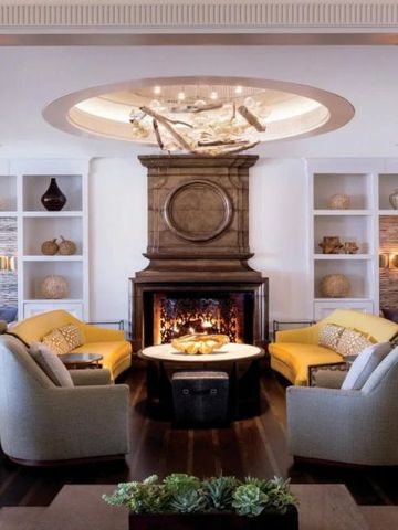 Eleganter Wohnbereich mit Kamin und bequemen Sesseln