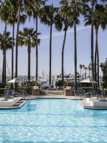 Großer Außenpool mit Palmen und Liegestühlen