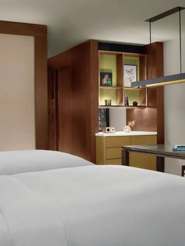 Hotelzimmer mit stilvollen Akzenten und modernem Dekor.