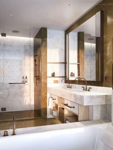 Luxusbad mit Marmor-Elementen und großer Dusche im Hotel.