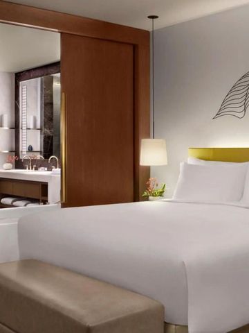 Gemütliches Schlafzimmer mit modernem Design und großem Bett