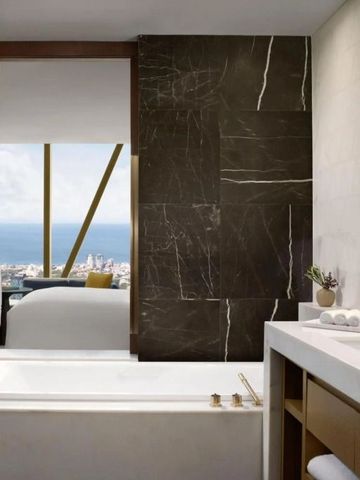 Luxuriöses Badezimmer mit Aussicht und edlem Marmorinterieur