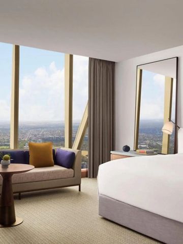Elegantes Hotelzimmer mit Panoramafenster und Blick auf Stadtlandschaft