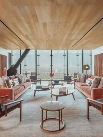 Elegante Wohnzimmer-Lounge mit moderner Ausstattung und Stadtblick