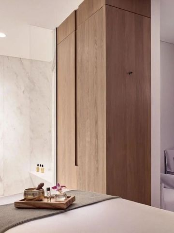 Spa-Behandlungsraum mit entspannendem Ambiente und Kerzenlicht