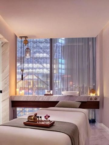 Luxuriöser Spa-Raum mit zwei Massageliegen und modernem Design