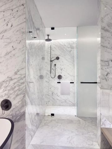 Marmorbadezimmer mit luxuriöser Dusche und modernen Armaturen
