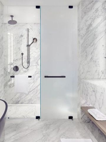 Modernes Marmorbadezimmer mit Dusche und eleganter Badewanne