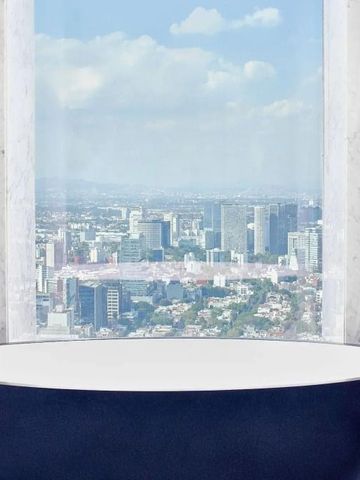 Aufsehenerregende Aussicht auf die Stadt von einer freistehenden Badewanne aus