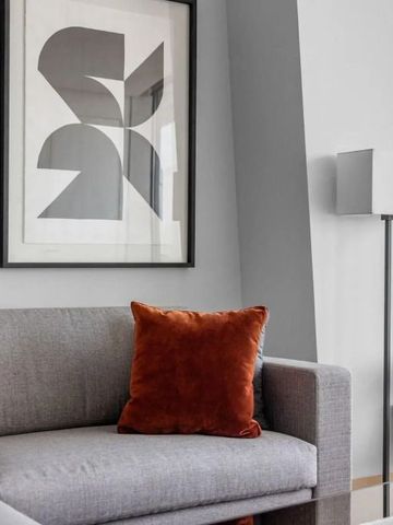 Moderne Suite mit Kunstwerken und bequemen Möbeln