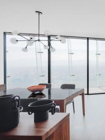 Essbereich mit Panoramablick und stilvollen Möbeln