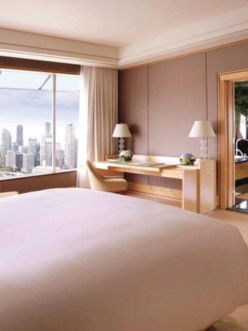 Hotelzimmer mit weitem Blick auf Singapurs Skyline durch ein großes Fenster