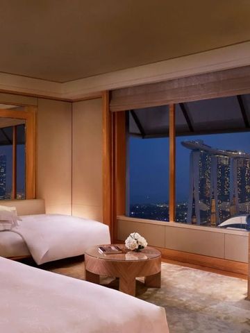 Zimmer mit spektakulärem Blick auf die Skyline von Singapur bei Nacht