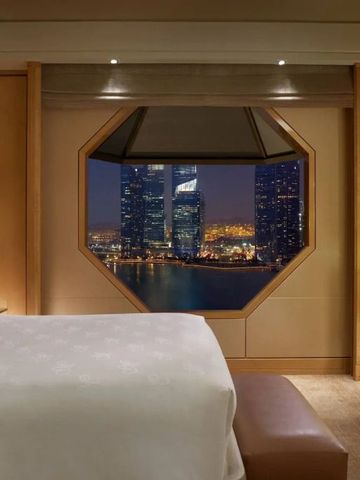 Penthouse-ähnliches Zimmer mit einzigartigem Fensterrahmen und Stadtblick