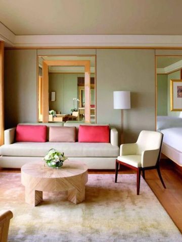 Geräumige Suite mit stilvollen Möbeln und gemütlicher Sitzecke