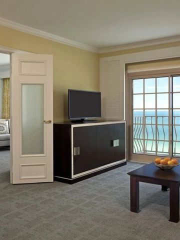 Helles Wohnzimmer einer Suite mit Meerblick und moderner Möbel Ausstattung