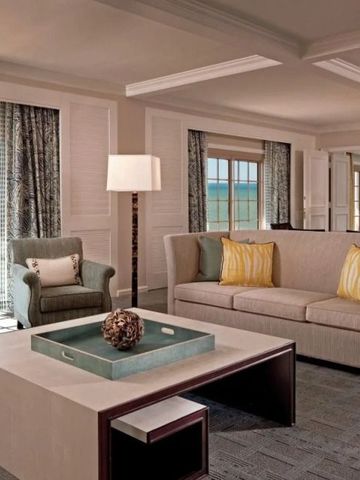 Luxuriöses Wohnzimmer mit Meerblick und stilvollen Möbeln